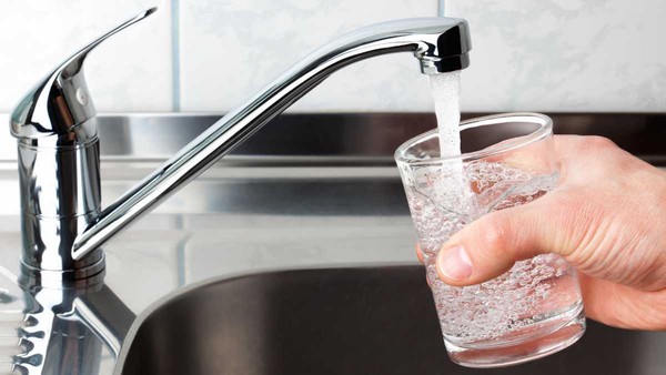Uống trực tiếp từ máy lọc nước hay đun sôi tốt hơn cho sức khỏe